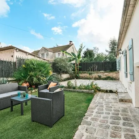 Instant Fleury: Maison De Caractere, Jardin Secret Holiday home *