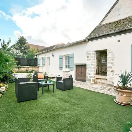 Instant Fleury: Maison De Caractere, Jardin Secret Holiday home *