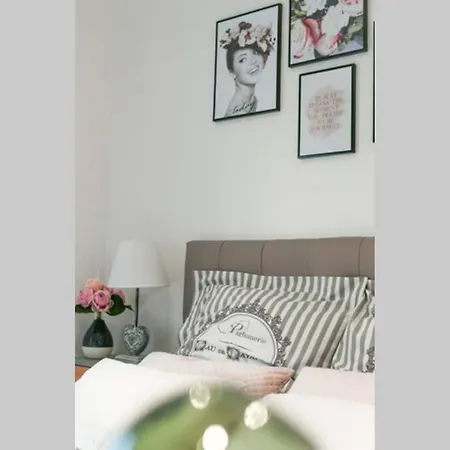 Instant Fleury: Maison De Caractere, Jardin Secret